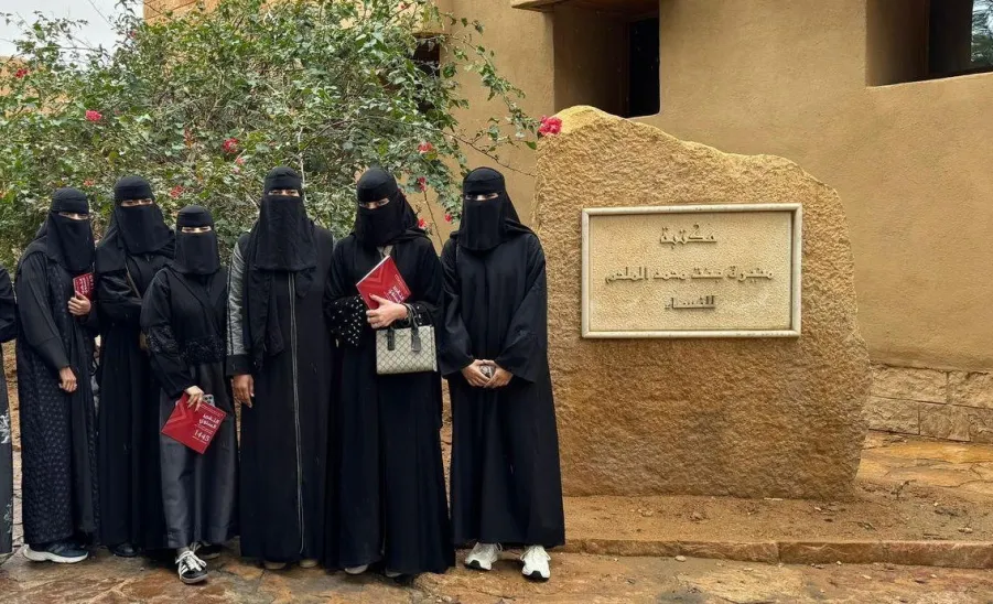 The Applied College students visits Munira Al-Malham Library in Ghat -  زيارة 