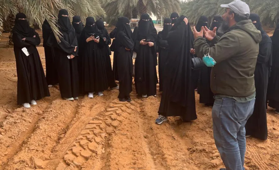 طالبات الكلية التطبيقية في زيارة ميدانية لاكتشاف أسرار صناعة التمور - زيارة 