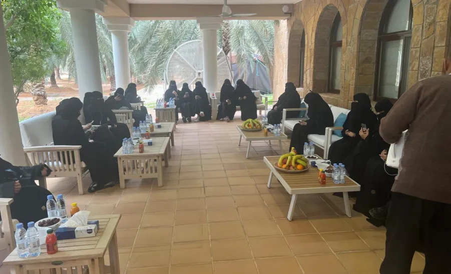 طالبات الكلية التطبيقية في زيارة ميدانية لاكتشاف أسرار صناعة التمور - زيارة 
