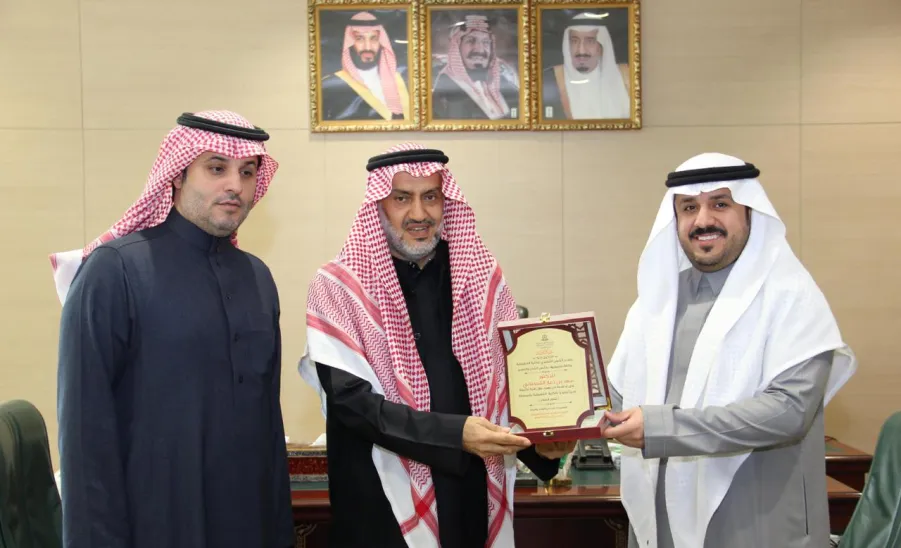 The Applied College dean honors former executive directors -  تكريم 