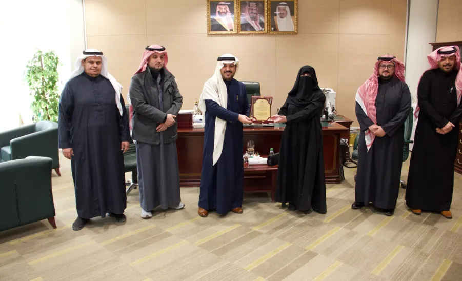 The Applied College dean honors former executive directors -  تكريم
