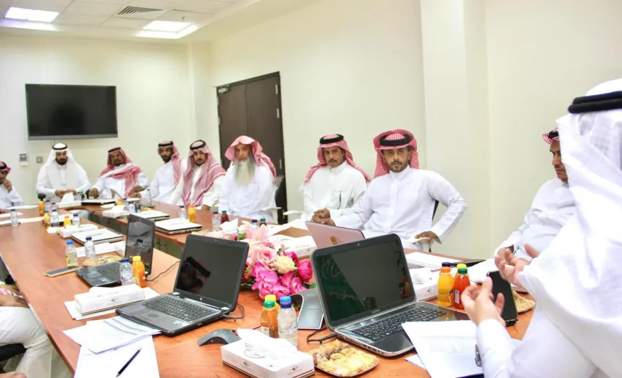 الرئيس التنفيذي للكلية التطبيقية يجتمع بالكادر الإداري بفرع الكلية برماح -  اجتماع 