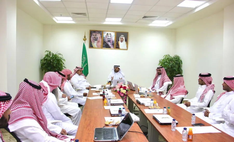 الرئيس التنفيذي للكلية التطبيقية يجتمع بالكادر الإداري بفرع الكلية برماح -  اجتماع 