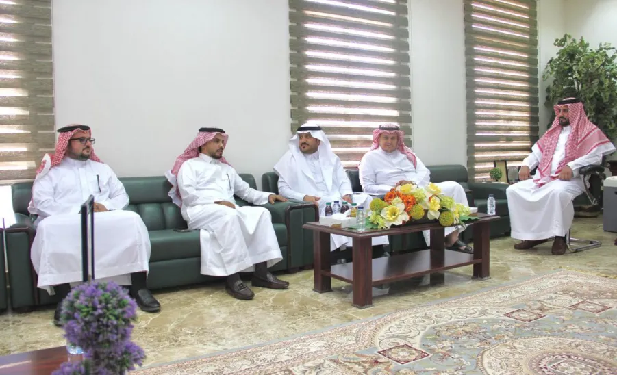 الرئيس التنفيذي يجتمع مع المشرف على مـشروع تـحسين البيئة الجامعية بفرع الكلية برماح -  ورشه