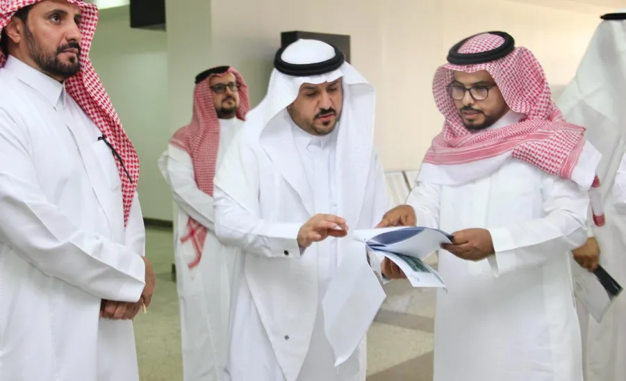 الرئيس التنفيذي يجتمع مع المشرف على مـشروع تـحسين البيئة الجامعية بفرع الكلية برماح -  ورشه