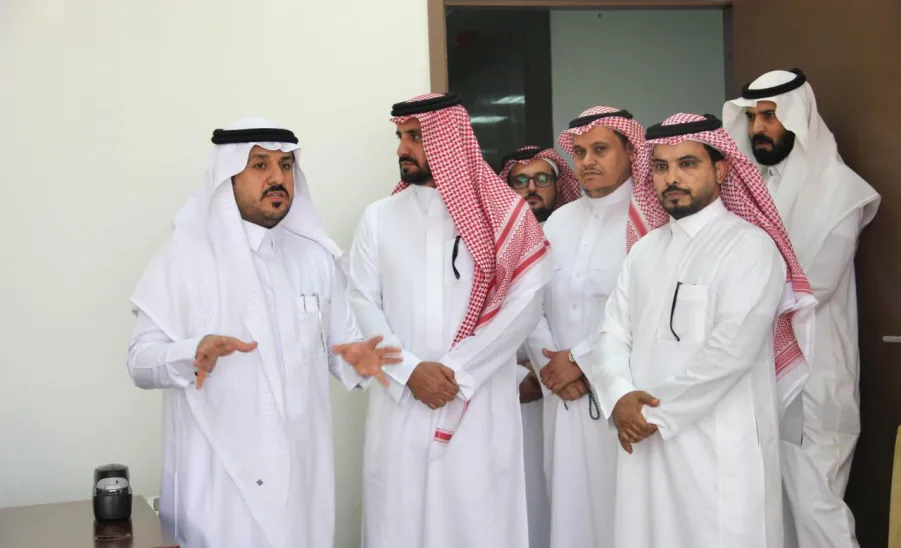 الرئيس التنفيذي يجتمع مع المشرف على مـشروع تـحسين البيئة الجامعية بفرع الكلية برماح -  ورشه
