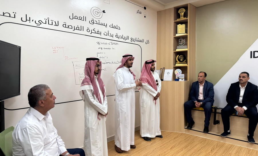 خطوة نحو المستقبل: طلاب كلية إدارة الأعمال يتعرفون على مركز الابتكار وريادة اعمال