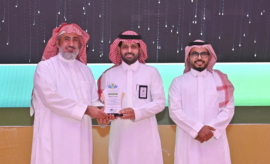 مدارس رواد الجامعة تكرّم الإدارة العامة للمشروعات والتشغيل والصيانة تقديرًا لدعمها الفني والتشغيلي - صورة