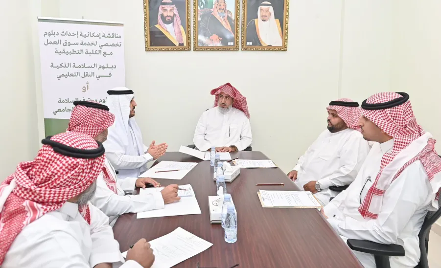 The Vice Rector for Development and Investment inspects bus sites during exam period -  وكيل الجامعة للتنمية والاستثمار يتفقد عدد من مواقع حافلات النقل خلال فترة الاختبارات 