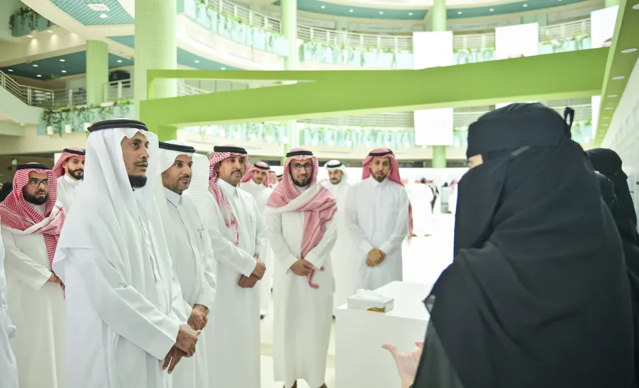 رئيس الجامعة يفتتح ملتقى المشروعات الطلابية والمعرض المصاحب  -  المشاريع الطلابية المتميزة 