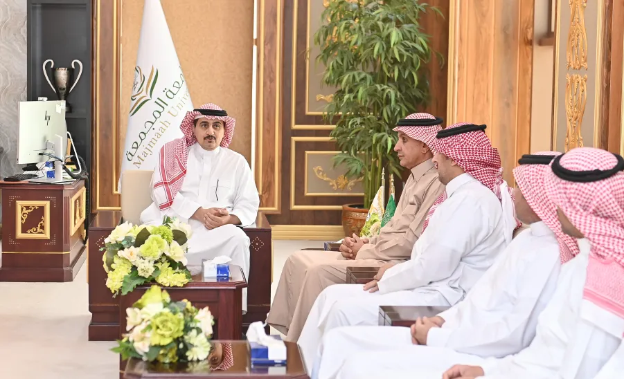 رئيس الجامعة يستقبل أعضاء لجنة إعداد الحساب الختامي -  أعضاء لجنة إعداد الحساب الختامي