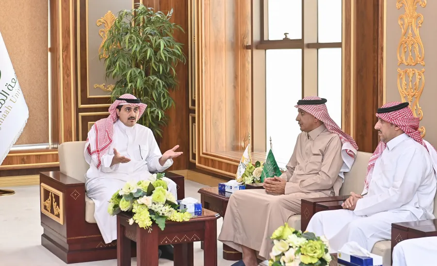 رئيس الجامعة يستقبل أعضاء لجنة إعداد الحساب الختامي -  أعضاء لجنة إعداد الحساب الختامي