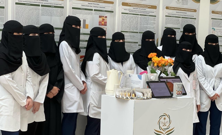 طالبات كلية التمريض يحصدن المركزين الأول والثاني في "ملتقى المشروعات الطلابية المتميزة"