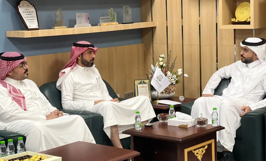 The Director of Public Relations and Conferences welcomes the Director of Performance and Compliance - جانب من الزياره