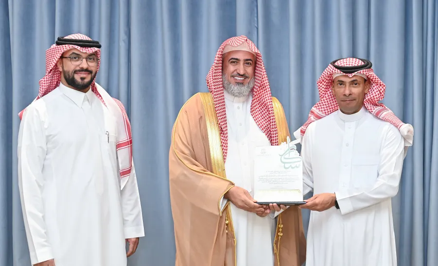 في اليوم العالمي للعلاقات العامة : رئيس الجامعة يكرم عمادة تقنية المعلومات والتعليم الإلكتروني -  العميد يستلم الدرع