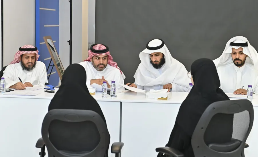 وكيل الجامعة للشؤون التعليمية يطّلع على سير مقابلات المتقدمين لكلية الطب  - لجنة القبول الصحية