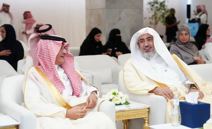 بالشراكة بين الجامعة وهيئة حقوق الإنسان:  وكيل الجامعة للتنمية والاستثمار يشارك في حفل ختام برنامج "خبير في حقوق الإنسان" -  وكيل جامعة المجمعة للتنمية والاستثمار