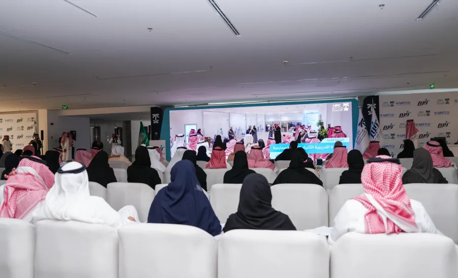 بالشراكة بين الجامعة وهيئة حقوق الإنسان:  وكيل الجامعة للتنمية والاستثمار يشارك في حفل ختام برنامج "خبير في حقوق الإنسان" -  من الحفل