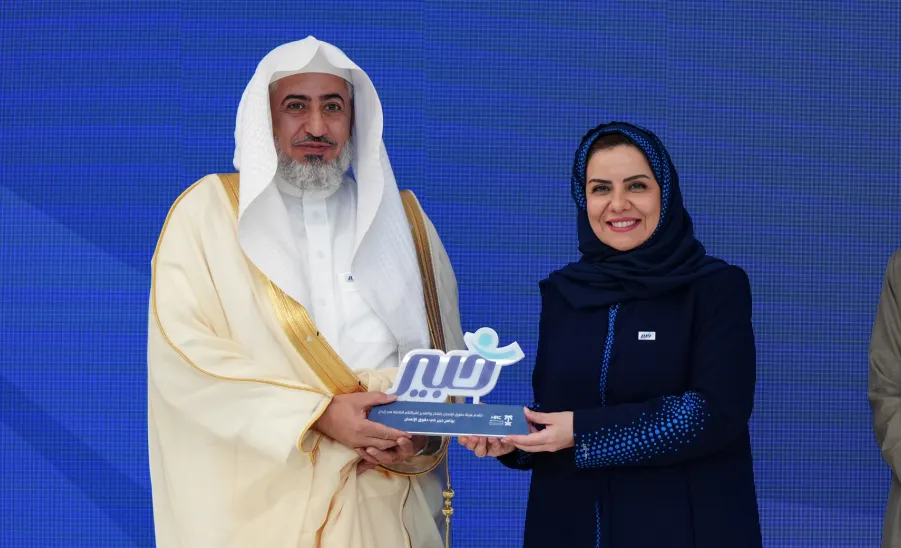 بالشراكة بين الجامعة وهيئة حقوق الإنسان:  وكيل الجامعة للتنمية والاستثمار يشارك في حفل ختام برنامج "خبير في حقوق الإنسان" -  وكيل جامعة المجمعة للتنمية والاستثمار اثناء التكريم