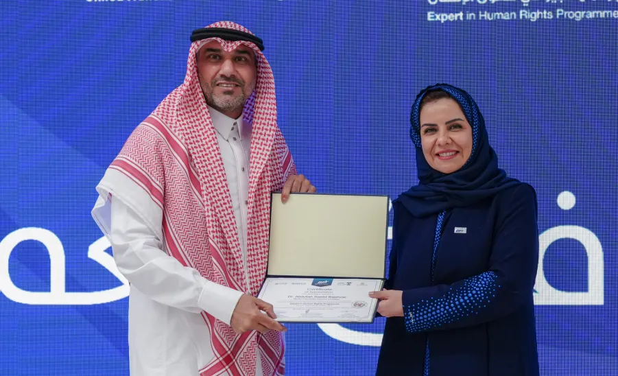 بالشراكة بين الجامعة وهيئة حقوق الإنسان:  وكيل الجامعة للتنمية والاستثمار يشارك في حفل ختام برنامج "خبير في حقوق الإنسان" -  من تكريم الجامعة
