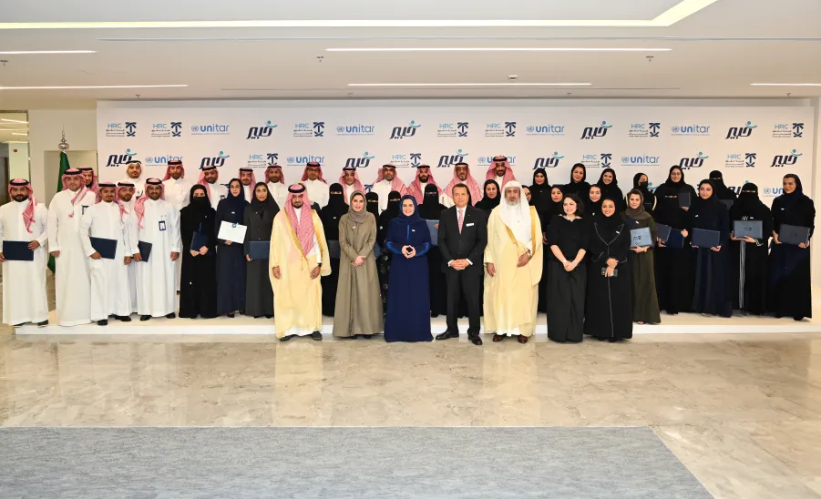 بالشراكة بين الجامعة وهيئة حقوق الإنسان:  وكيل الجامعة للتنمية والاستثمار يشارك في حفل ختام برنامج "خبير في حقوق الإنسان" -  الصورة الجماعية للتكريم