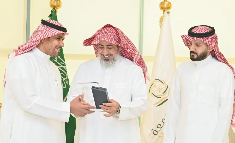 وكيل الجامعة للتنمية والاستثمار يهنئ الإدارة العامة الموارد البشرية بمناسبة تحقيقها المركز الأول في مشروع القياس الدوري للارتباط الوظيفي للعام 2024م - وكيل الجامعة للتنمية والاستثمار يهنئ الإدارة العامة الموارد البشرية بمناسبة تحقيقها المركز الأول في مشروع القياس الدوري للارتباط الوظيفي للعام 2024م
