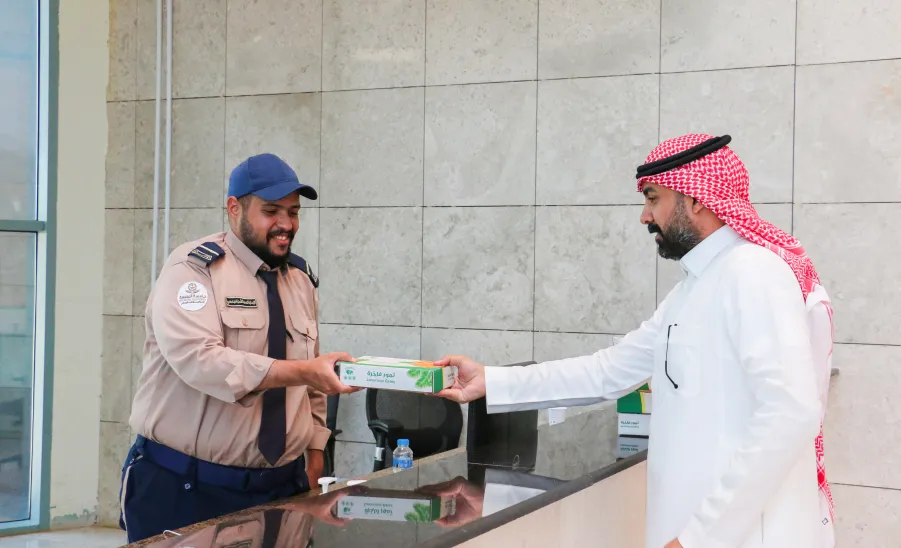 PROJECTS, OPERATIONS, AND MAINTENANCE ADMINISTRATION DISTRIBUTES DATES TO UNIVERSITY STAFF -  صورة