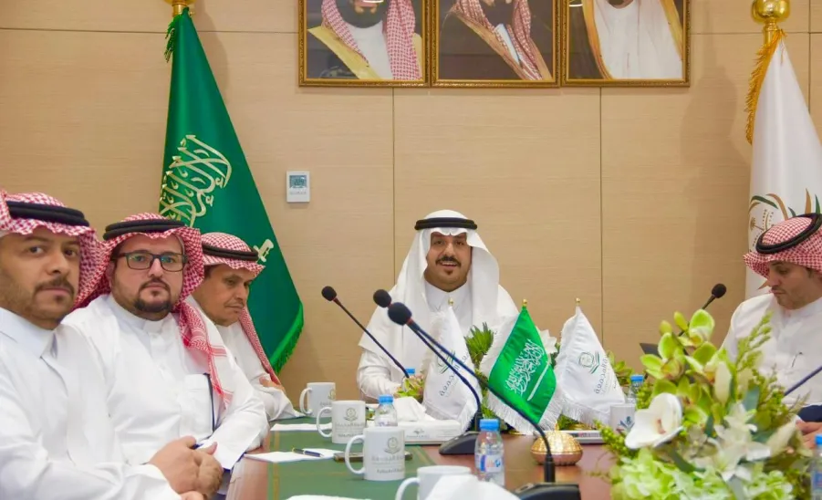 الرئيس التنفيذي للكلية التطبيقية يلتقي بقيادات الكلية لمناقشة الاستعدادات للعام الجديد 1447 هـ - صورة 