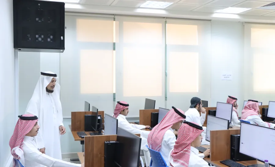 وكيل الجامعة للشؤون التعليمية يتفقد سير اختبارات الفصل الدراسي الصيفي بكلية إدارة الأعمال -  اختبارات الفصل الصيفي