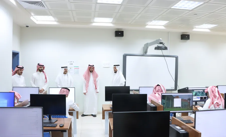 وكيل الجامعة للشؤون التعليمية يتفقد سير اختبارات الفصل الدراسي الصيفي بكلية إدارة الأعمال -  اختبارات الفصل الصيفي