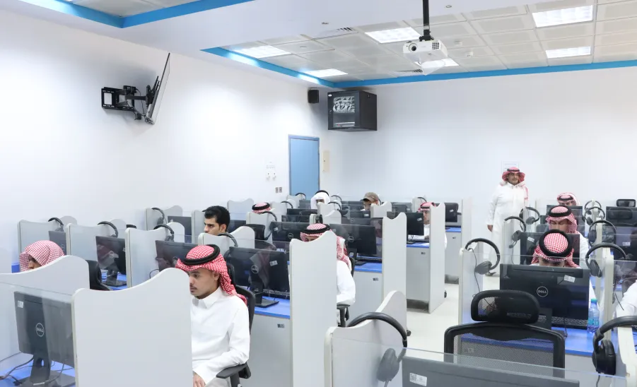 وكيل الجامعة للشؤون التعليمية يتفقد سير اختبارات الفصل الدراسي الصيفي بكلية إدارة الأعمال -  اختبارات الفصل الصيفي