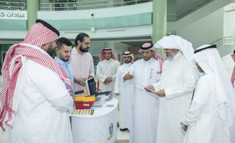 وكيل الجامعة للتنمية والاستثمار يدشن الركن التوعوي للحماية من الإشعاع - وكيل الجامعة للتنمية والاستثمار يدشن الركن التوعوي للحماية من الاشعاع