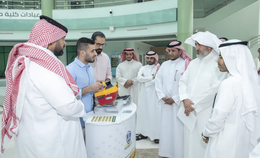 وكيل الجامعة للتنمية والاستثمار يدشن الركن التوعوي للحماية من الإشعاع - وكيل الجامعة للتنمية والاستثمار يدشن الركن التوعوي للحماية من الاشعاع