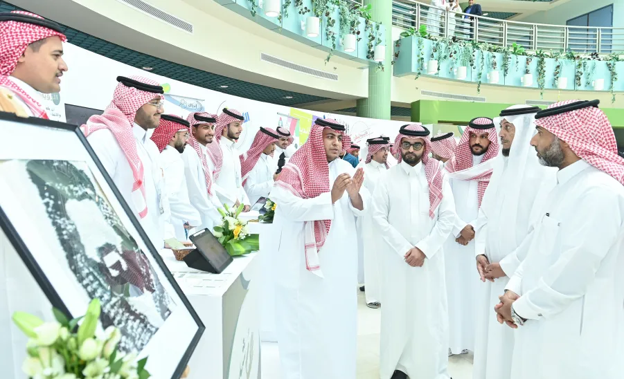الجامعة تقيم اللقاء السنوي للطلبة المستجدين ومعرض الإرشاد الجامعي للعام 1447هـ - اللقاء السنوي للطلبة المستجدين