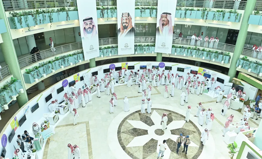 الجامعة تقيم اللقاء السنوي للطلبة المستجدين ومعرض الإرشاد الجامعي للعام 1447هـ - اللقاء السنوي للطلبة المستجدين