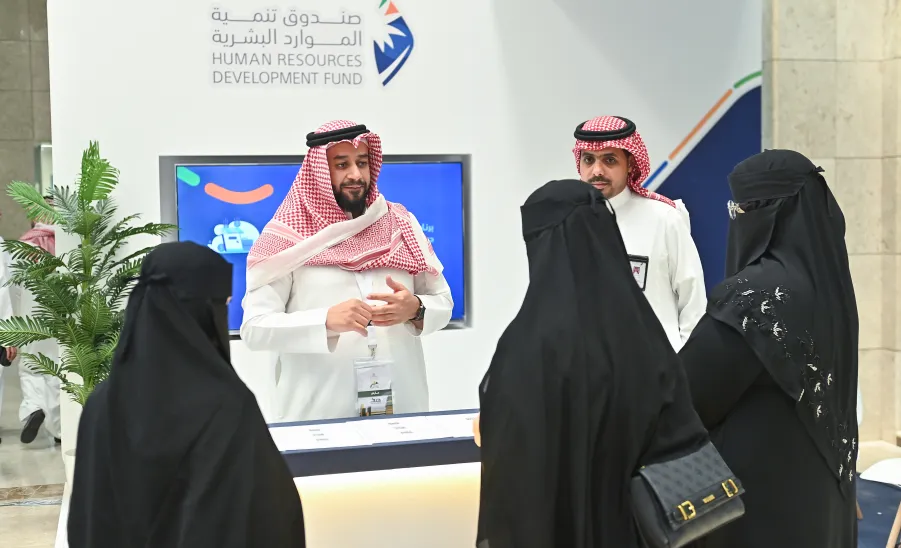 ملتقى ( انطلاقة مهنية 2025 ) يواصل أعماله لليوم الثاني - ملتقى " انطلاقة مهنية 2025 " 