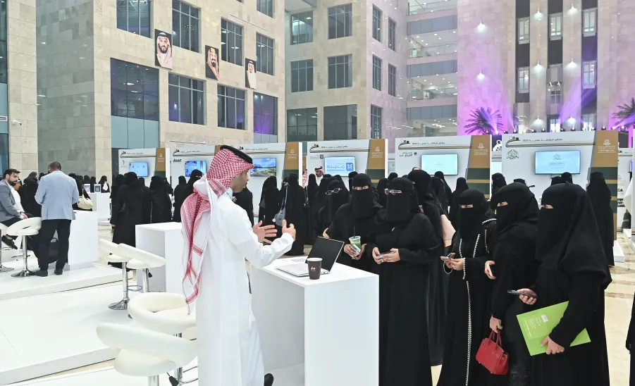 ملتقى ( انطلاقة مهنية 2025 ) يواصل أعماله لليوم الثاني - ملتقى " انطلاقة مهنية 2025 " 