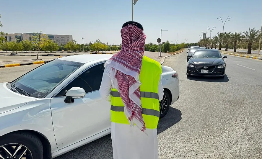 مركز سالك للسلامة المرورية يوزع عدداً من حقائب الإسعافات الأولية للطلاب  -  1