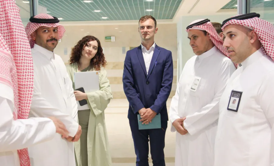 الرئيس التنفيذي يجتمع مع فريق من شركة سير موتورز - مؤتمر 