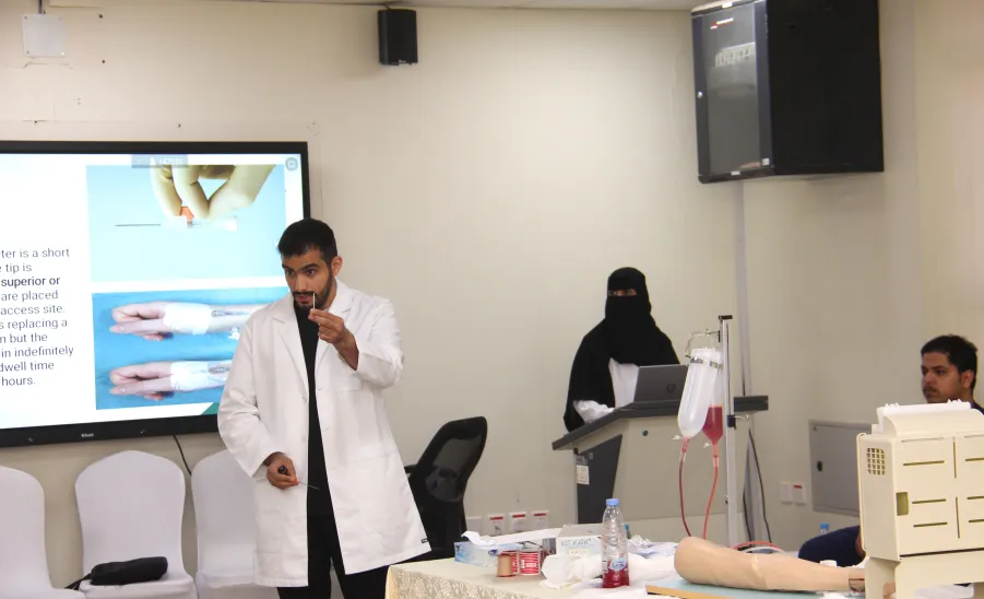 The College of Nursing organizes a workshop on intravenous catheter insertion techniques - كلية التمريض تنظم ورشة عمل عن طرق تركيب القسطرة الوريدية للمرضى
