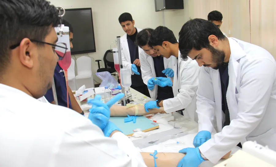 The College of Nursing organizes a workshop on intravenous catheter insertion techniques - كلية التمريض تنظم ورشة عمل عن طرق تركيب القسطرة الوريدية للمرضى