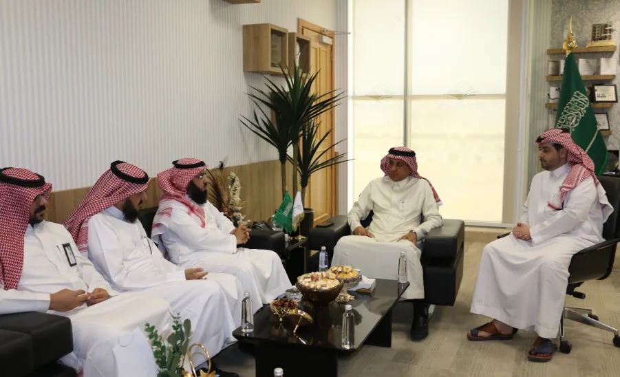 مدير عام الشؤون الإدارية والمالية يستقبل عميد كلية الشريعة والقانون - مدير عام الشؤون الإدارية والمالية يستقبل عميد كلية الشريعة والقانون