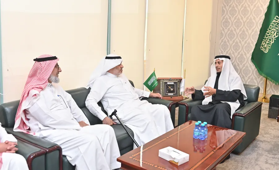 الجامعة ومركز الشيخ عبدالله بن إدريس الثقافي يبحثان تعزيز التعاون لدعم طلاب المنح - التعاون مع مركز الادريس