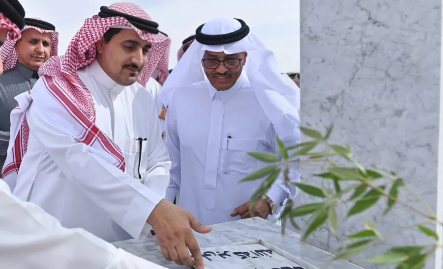 رئيس الجامعة يدشن أعمال مشروع المستشفى الجامعي بوضع حجر الأساس -  المستشفى الجامعي 