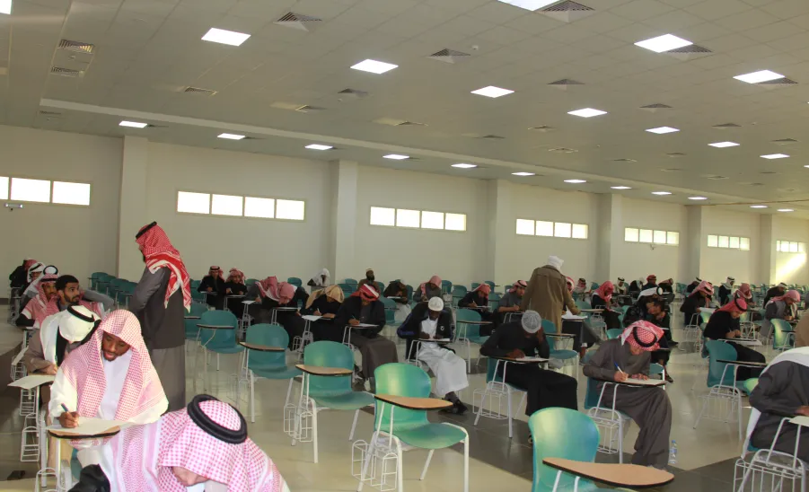 Vice Dean for Educational Affairs at the College of Sharia and Law conducts an Inspection Tour to oversee  the Progress of Final Examinations - كلية الشريعة والقانون