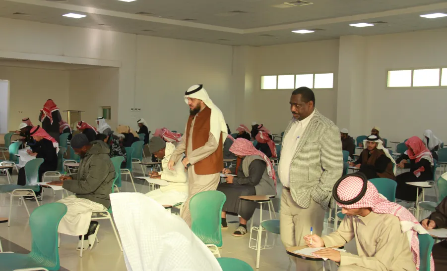 Vice Dean for Educational Affairs at the College of Sharia and Law conducts an Inspection Tour to oversee  the Progress of Final Examinations - كلية الشريعة والقانون