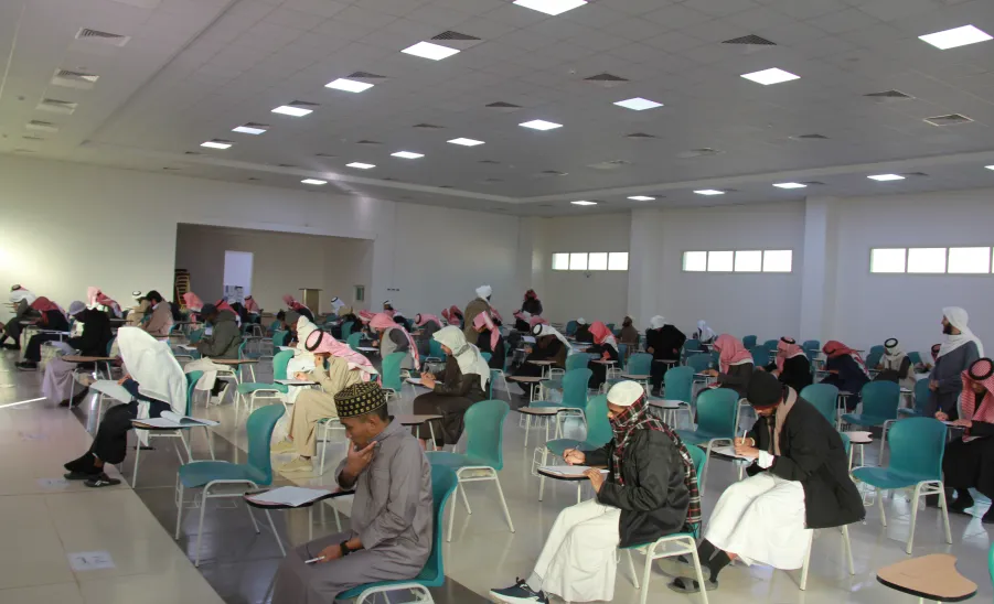 Vice Dean for Educational Affairs at the College of Sharia and Law conducts an Inspection Tour to oversee  the Progress of Final Examinations - كلية الشريعة والقانون