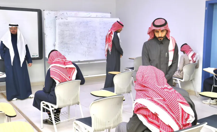 The Applied College monitors the Smooth Progress of Final Examinations  -  صورة 