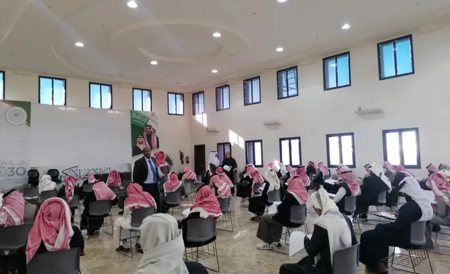 The Applied College monitors the Smooth Progress of Final Examinations  -  صورة