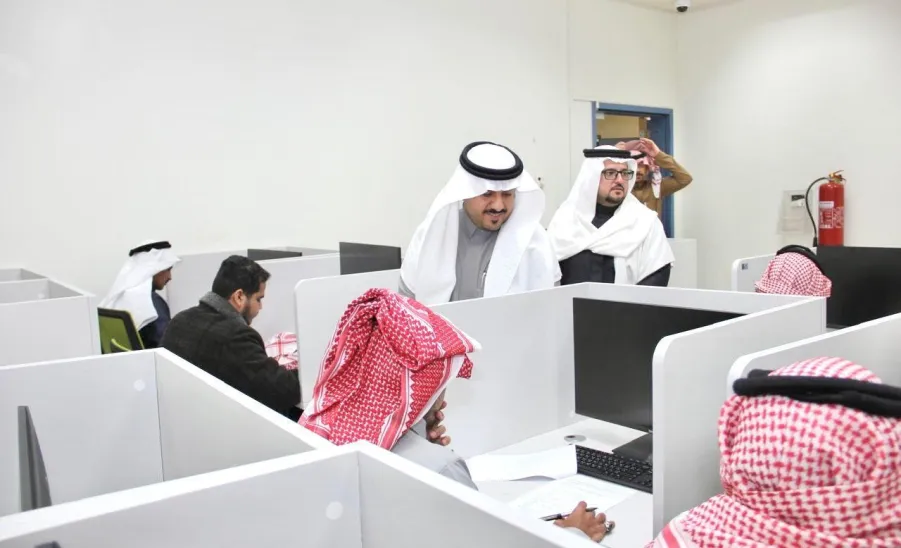 The Applied College monitors the Smooth Progress of Final Examinations  -  صورة 